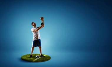 Yuvarlak kaide üzerinde futbol oyuncusu. Karışık teknik