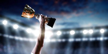 El Kupası kupa Stadyumu karşı tutan sporcunun. Karışık teknik