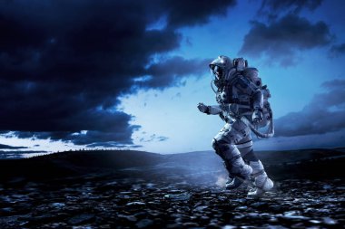 Hızlı çalışan uzay adamı. Karışık teknik