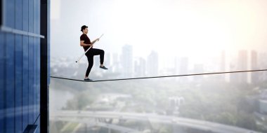 Cesur ropewalker kablosu üzerinde. Karışık teknik