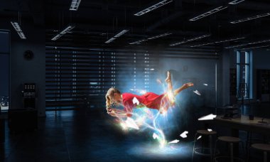 Kadın havada uçmak ve telefon kullanın. Karışık teknik