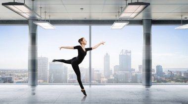 Jimnastikçi kız olarak atlama karışık teknik