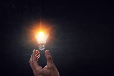İş el parlayan ampul karşı tutarak