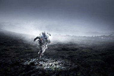 Hızlı çalışan uzay adamı. Karışık teknik