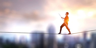 Cesur ropewalker kablosu üzerinde. Karışık teknik