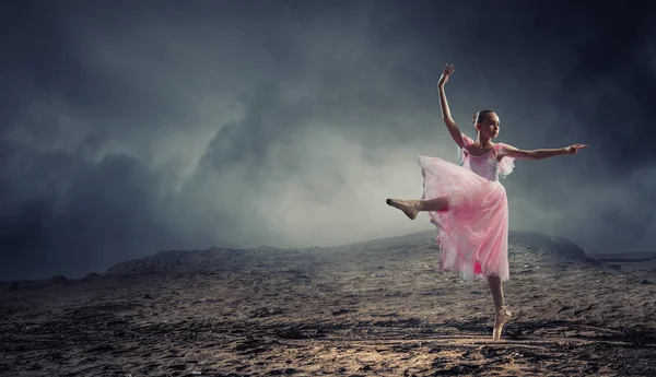 Sonhando em se tornar bailarina. Meios mistos — Fotografia de Stock