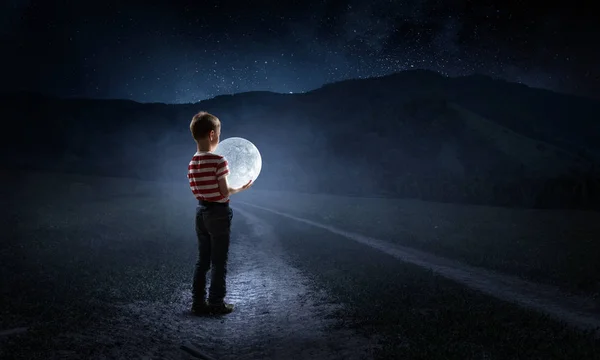 Хлопчик тримає Місяць. Змішані носії — стокове фото