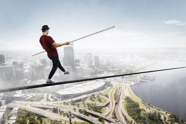 Statečný ropewalker na kabelu. Kombinovaná technika — Stock fotografie