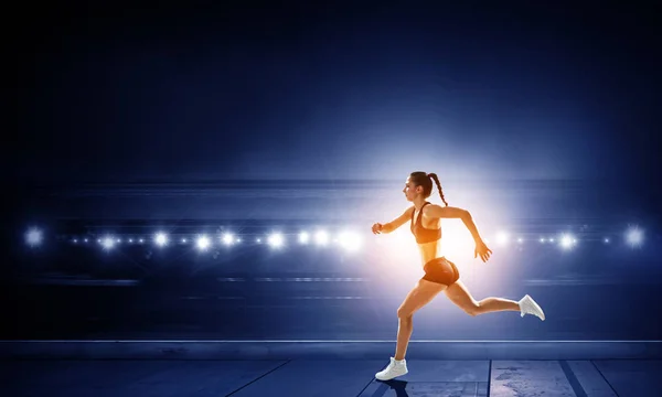 Una deportista corre una carrera. Medios mixtos — Foto de Stock