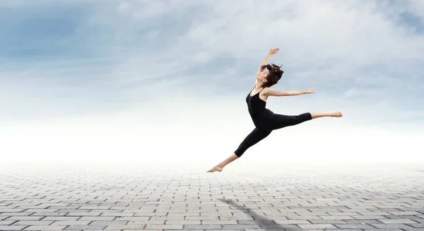 Chica gimnasta en salto Técnica mixta — Foto de Stock