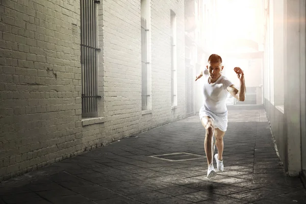 Atleta hombre corriendo carrera. Medios mixtos — Foto de Stock