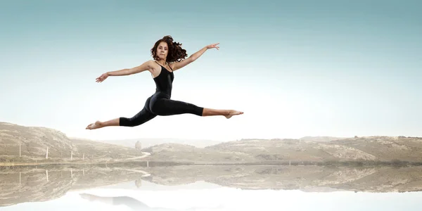 Chica gimnasta en salto Técnica mixta — Foto de Stock