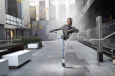 Dans tutkusu var. Karışık teknik