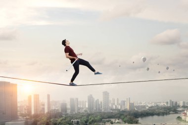 Cesur ropewalker kablosu üzerinde. Karışık teknik
