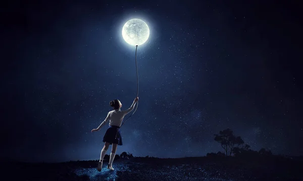 Dziewczyna trzyma księżyca. Techniki mieszane — Zdjęcie stockowe