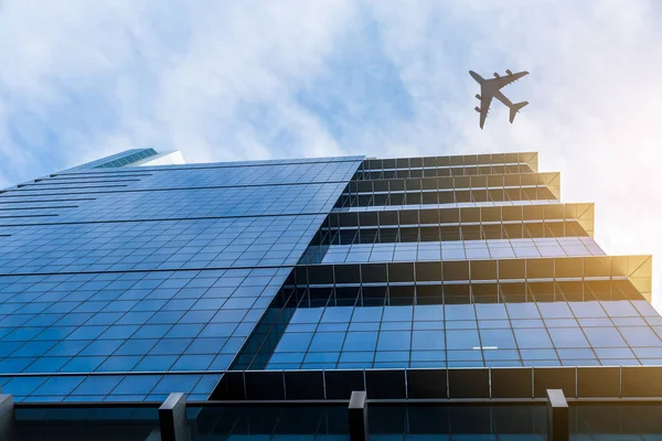 Uçak iş şehir üzerinde
