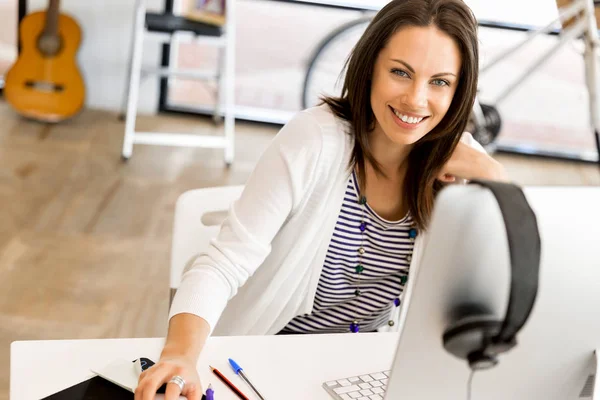 Entrepreneur heureux ou pigiste dans un bureau ou à la maison — Photo