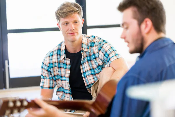 Giovani impiegati o studenti come squadra — Foto Stock