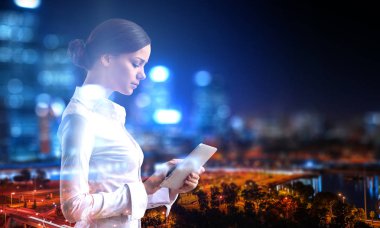 Tablet pc kullanan kadın. Karışık teknik