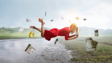 Kadın havada uçmak ve telefon kullanın. Karışık teknik