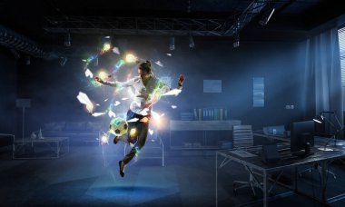 Ofiste futbol oynuyor. Karışık teknik