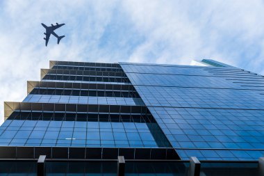 Uçak iş şehir üzerinde