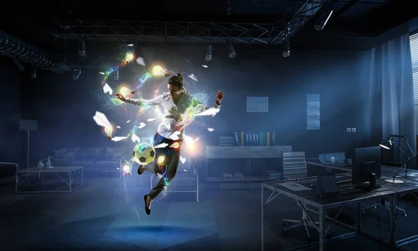 Ofiste futbol oynuyor. Karışık teknik — Stok fotoğraf