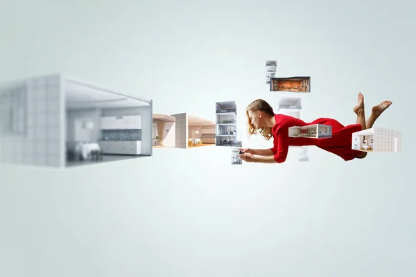 Wanita terbang di udara dan menggunakan mobile. Campuran media — Stok Foto