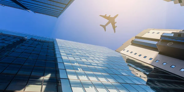 Avión sobre ciudad de negocios — Foto de Stock