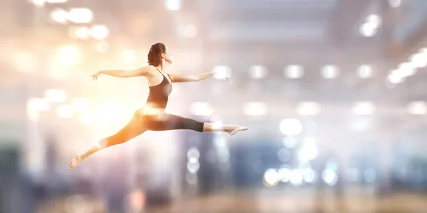 Chica gimnasta en salto Técnica mixta — Foto de Stock