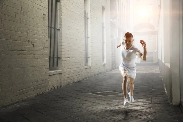 Homem atleta correndo corrida. Meios mistos — Fotografia de Stock