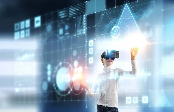 Experimentar el mundo de la tecnología virtual. Medios mixtos — Foto de Stock