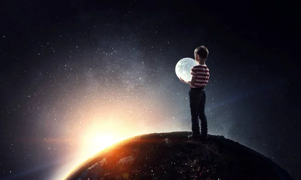 El chico sostiene la luna. Medios mixtos —  Fotos de Stock