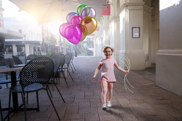 Ребенок с шариками. Смешанные медиа — стоковое фото