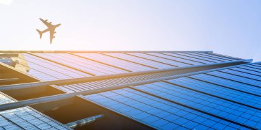 Uçak iş şehir üzerinde