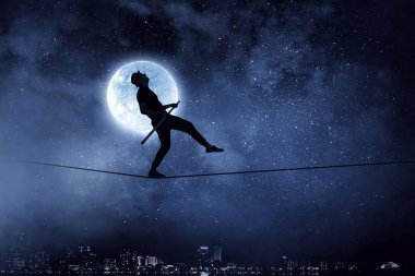 Cesur ropewalker kablosu üzerinde. Karışık teknik