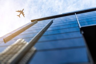 Uçak iş şehir üzerinde