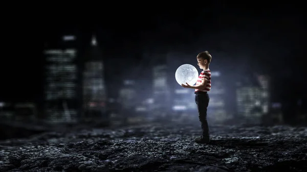 Boy memegang bulan. Campuran media — Stok Foto