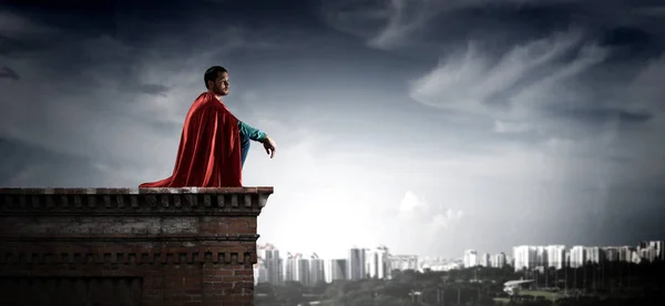 Super-herói no telhado. Meios mistos — Fotografia de Stock