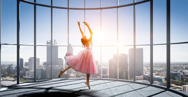 Träumt davon, Ballerina zu werden. Gemischte Medien — Stockfoto