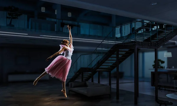 Sognando di diventare ballerina. Mezzi misti — Foto Stock