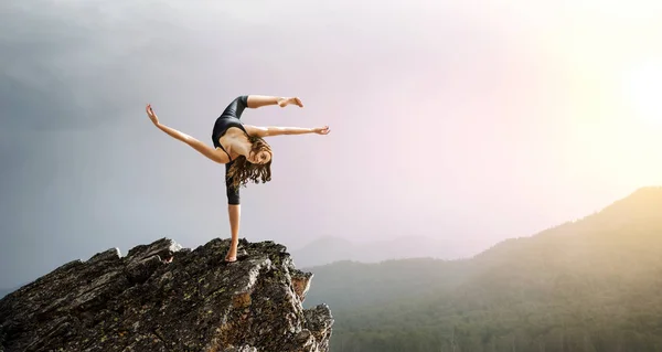 Extreme yoga praktijk. Mixed media — Stockfoto