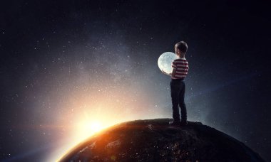 Çocuk ay tutar. Karışık teknik