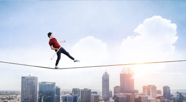Cesur ropewalker kablosu üzerinde. Karışık teknik