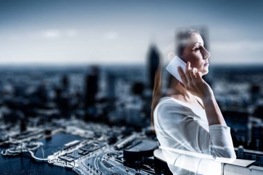 İş kadını telefon konuşmamız. Karışık teknik