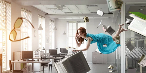 Cuando la lectura se lleva a su distancia. Medios mixtos — Foto de Stock