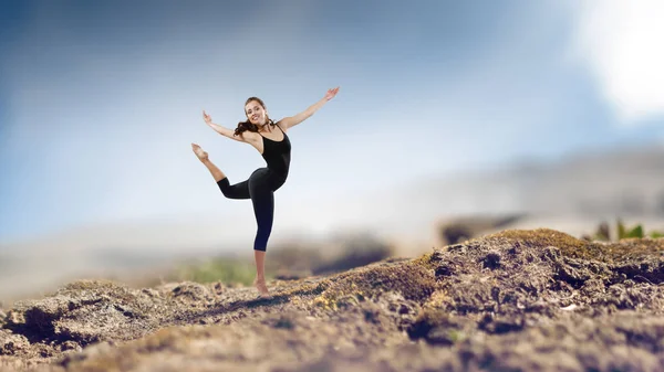 Chica gimnasta en salto Técnica mixta — Foto de Stock