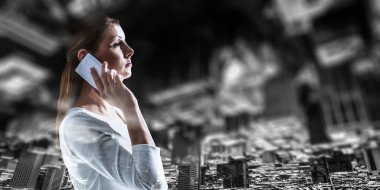 İş kadını telefon konuşmamız. Karışık teknik