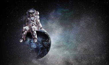 Cosmos içinde uzay adamı. Karışık teknik