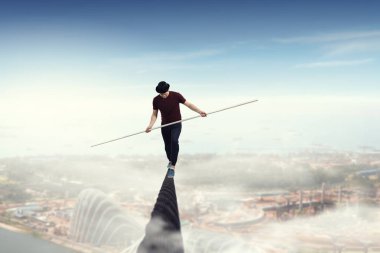 Cesur ropewalker kablosu üzerinde. Karışık teknik